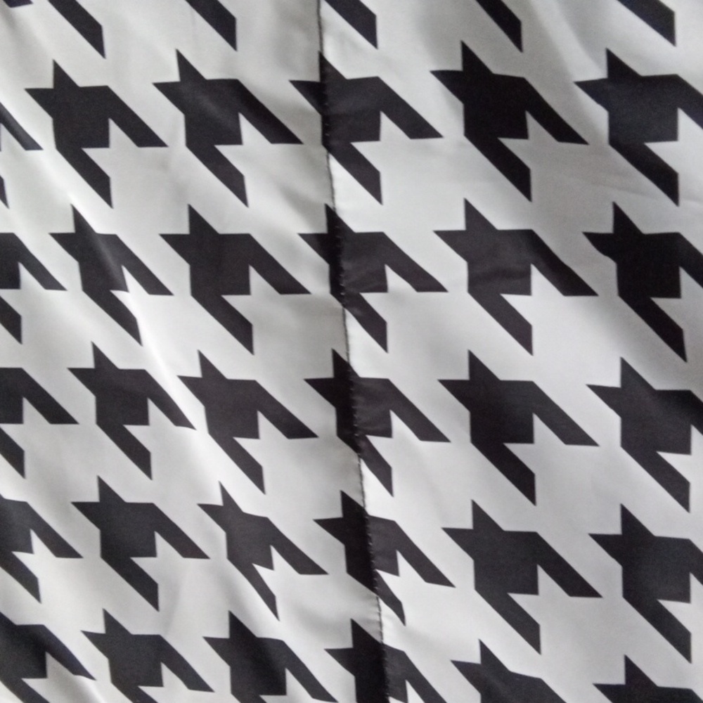 EUC! SHEIN Blackand white puffer vest - Picture 2 of 8
